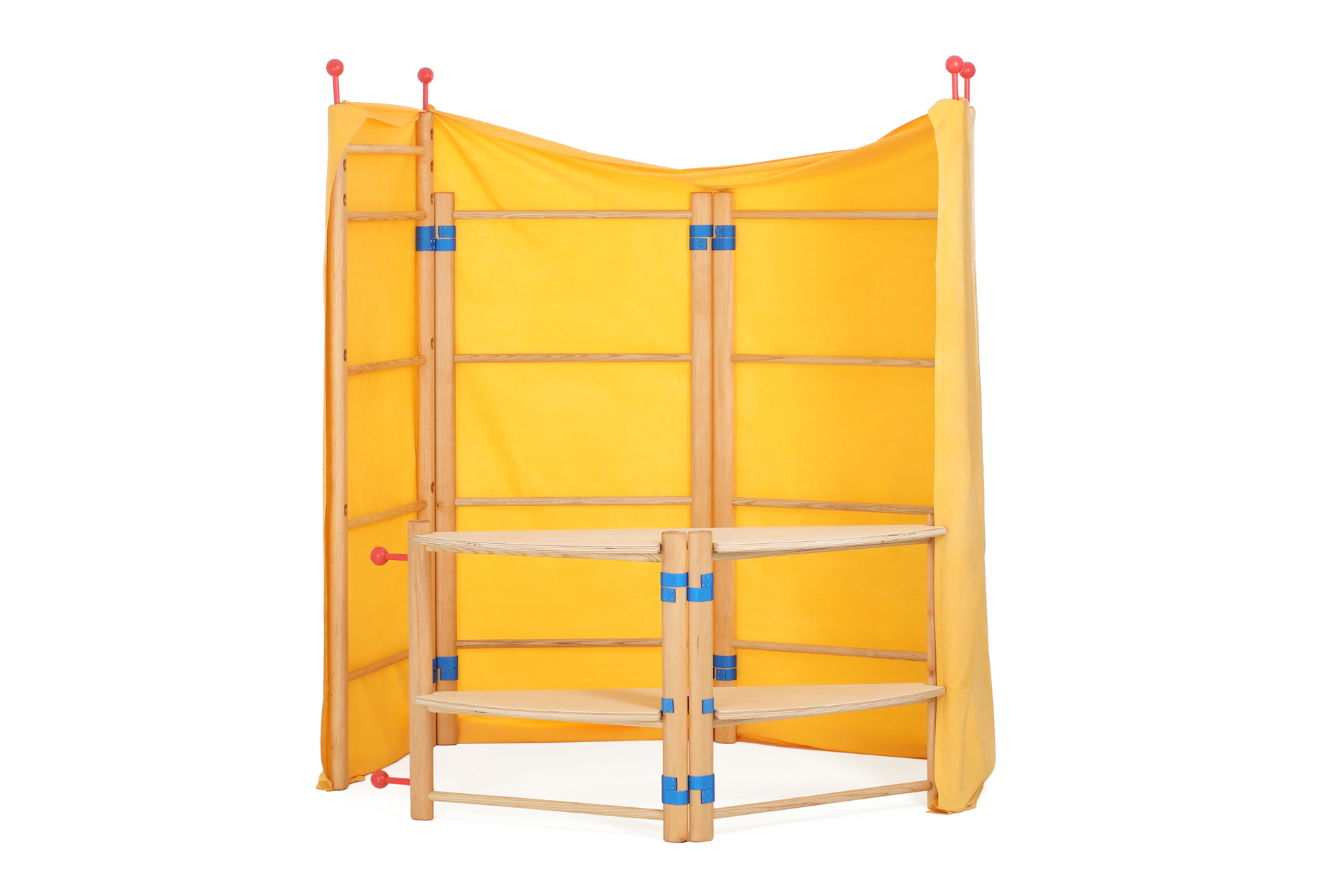 grosses-Spieltuch-orange-fuer-Spielhaus-aufgebaut-ksg
